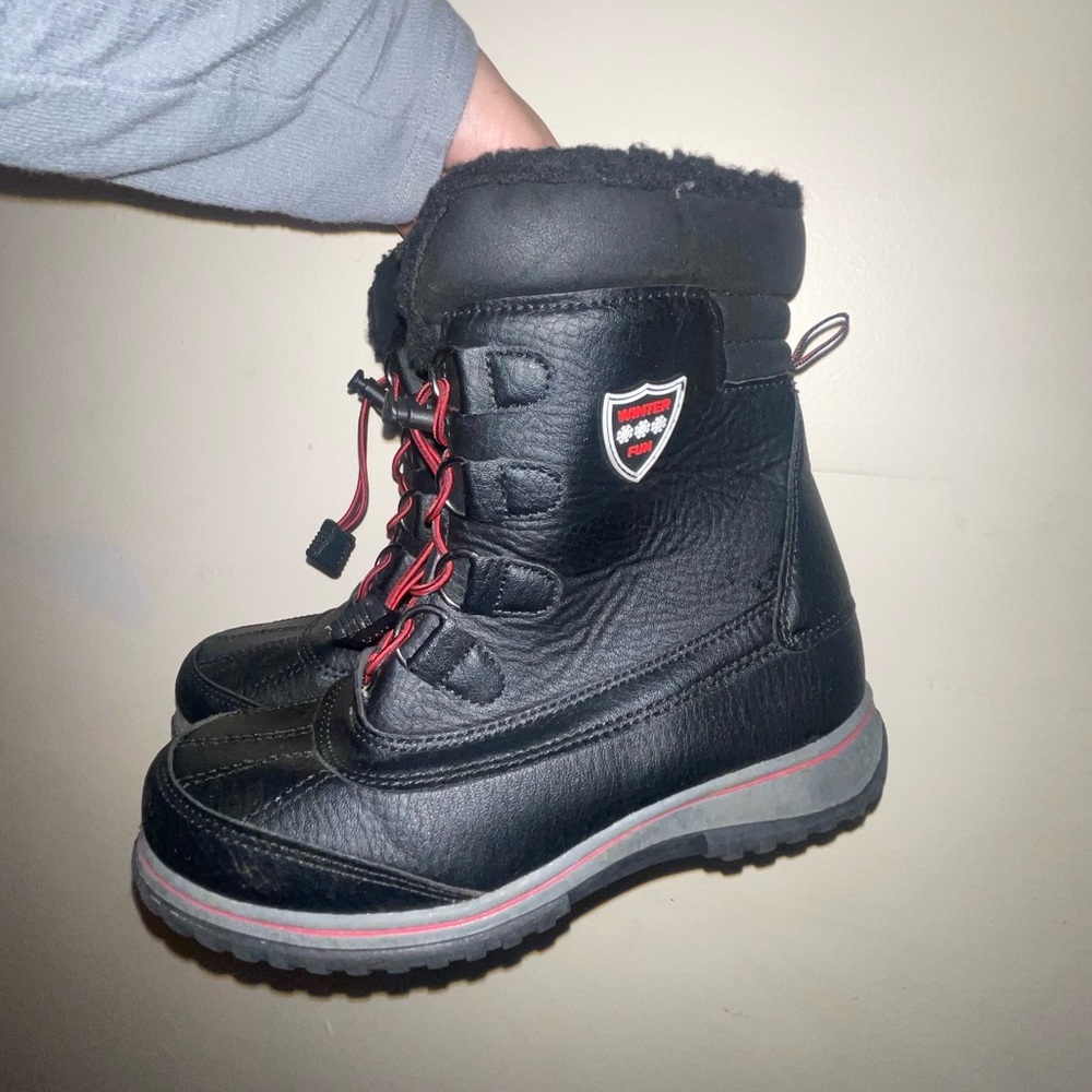 SIZE 4 BOYS KHOMBU SNOW BOOTS !!!